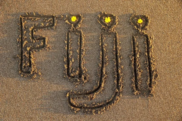 Ordet Fiji skriven på en strand — Stockfoto