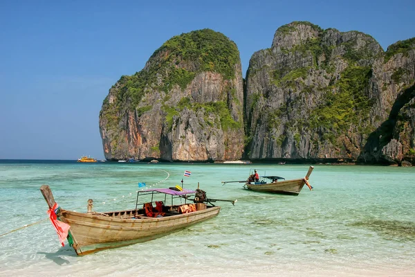 Bateau à queue longue ancré à Maya Bay sur l'île Phi Phi Leh, Krabi — Photo