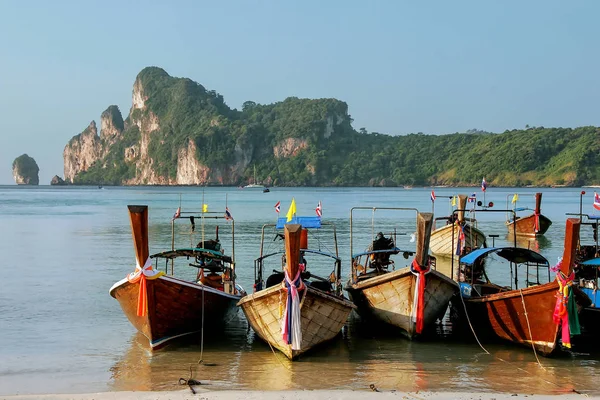 Bateaux à queue longue ancrés à la plage d'Ao Loh Dalum sur Phi Phi Don Isl — Photo