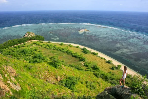 Linia brzegowa wyspy Kanawa w morzu Flores, Nusa Tenggara, Indones — Zdjęcie stockowe