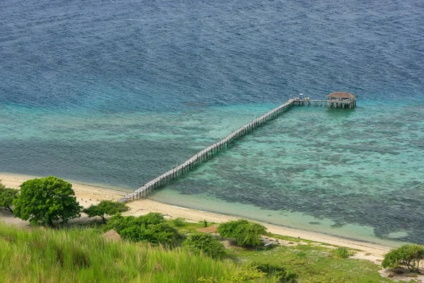 Embarcadero de madera largo en la isla Kanawa en el Mar de Flores, Nusa Tenggara , — Foto de Stock