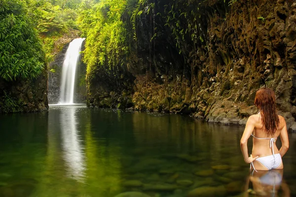 Jonge vrouw in bikini staat bij Wainibau waterval op Taveuni — Stockfoto