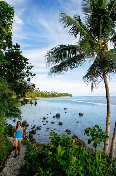 年轻女子徒步 Taveuni 岛，斐济 Lavena 肋走 — 图库照片