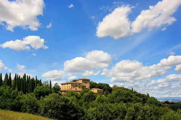 Val d'Orcia, 토스카나, 이탈리아에 있는 나무에 둘러싸인 집 — 스톡 사진