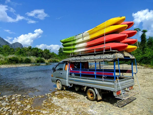 Tuk-Tuk beladen mit Kajaks auf dem Nam Song Fluss in der Nähe von Vang Veng, vi — Stockfoto