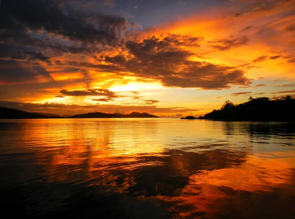 Coucher de soleil coloré à Nananu-i-Ra Island, Fidji — Photo