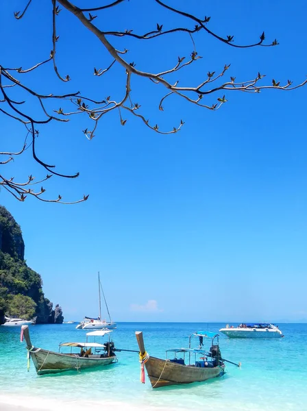 Longtail båtar förankrade på Ao Yongkasem beach på Phi Phi Island Isl — Stockfoto