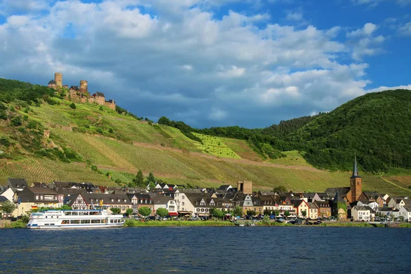 Alken město na řece Moselle v Porýní-Falc, Německo. — Stock fotografie