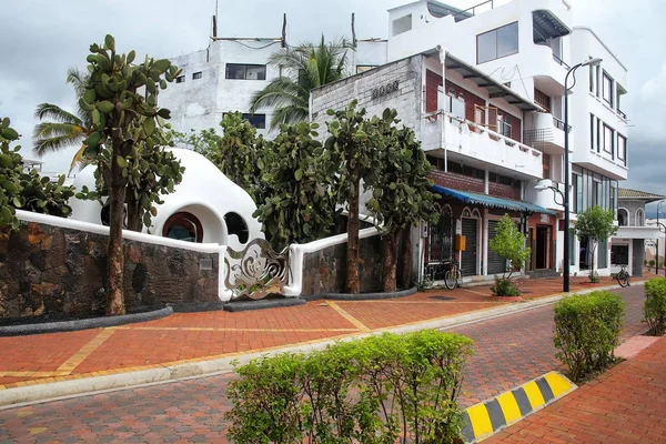 Avenida Charles Darwin in Puerto Ayora on Santa Cruz Island, Gal — Stock Photo, Image