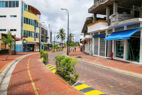 Avenida Charles Darwin w Puerto Ayora na Santa Cruz Island, Gal — Zdjęcie stockowe