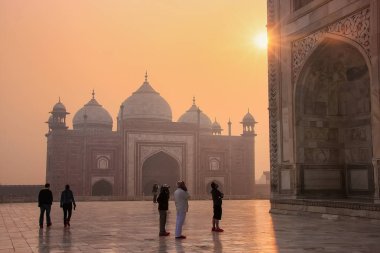 Agra, Hindistan-Ocak 31: Kimliği belirsiz kişi ziyaret Taj Mahal: s