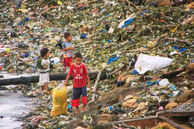 Labuan Bajo, Endonezya-Mart 17: Tanımlanamayan çocuklar ga ile gitmek