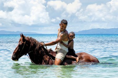 Taveuni, Fiji - 23 Kasım: Bir çocukla kimliği belirsiz adam h rides