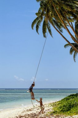 Lavena, Fiji - 27 Kasım: Tanımlanamayan Çocuk salıncaklar üzerinde bir ip sw