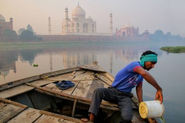 Agra, Hindistan-Kasım 8: Kimliği belirsiz bails su dışarı-in 