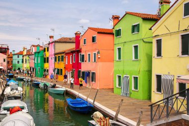 Burano, İtalya - 22 Haziran: Renkli evler kanal 22 Haziran, 20
