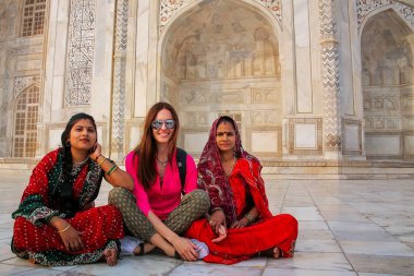 Agra, Hindistan-Kasım 9: Kimliği belirsiz kadın sit Taj Mahal dışında