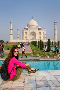 Agra, Hindistan-Kasım 9: Kimliği belirsiz bir kadın oturur, Taj Mahal co