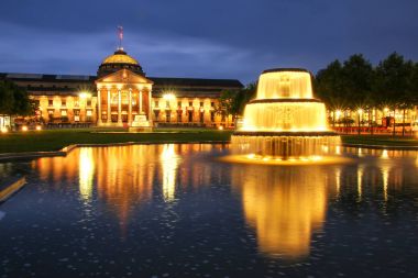 Wiesbaden, Almanya - 24 Mayıs: Kurhaus ve Bowling Green ev içinde