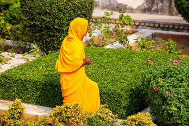 Amber, Hindistan - 13 Kasım: Kimliği belirsiz bir kadın yürür