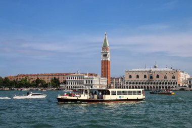 Venice, İtalya - 22 Haziran: önünde gidiyor Vaporetto (su otobüsü)
