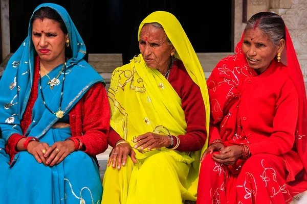 FATEHPUR SIKRI, INDIA-GENNAIO 30: Donne non identificate siedono nel — Foto Stock