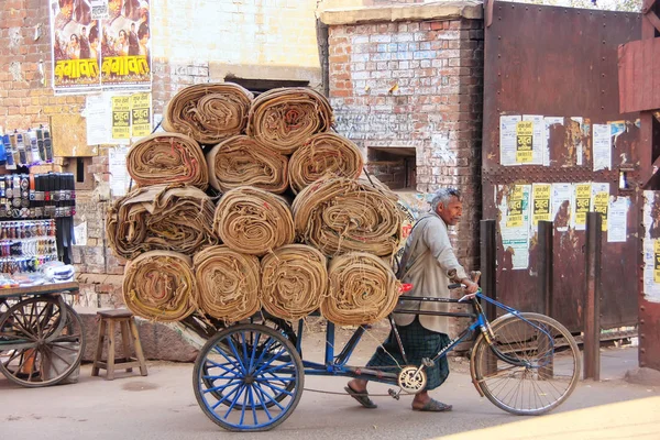 AGRA, INDIA-GENNAIO 29: Un uomo non identificato cammina con un mucchio di biciclette — Foto Stock