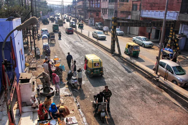 AGRA, INDIA-ENERO 29: Calle con tráfico y peatones en J — Foto de Stock