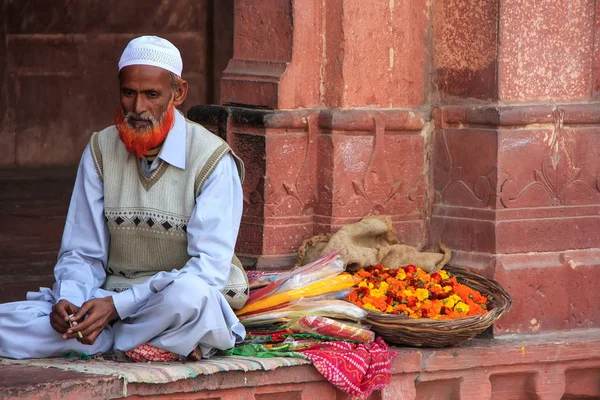 Fatehpur sikri, indien-januar 30: unbekannter mann verkauft blumen — Stockfoto