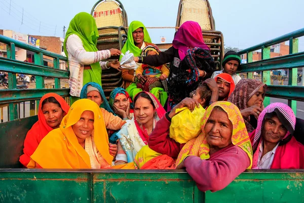 法塔赫 Sikri, 印度-1月30日: 不明身份的妇女坐在 — 图库照片