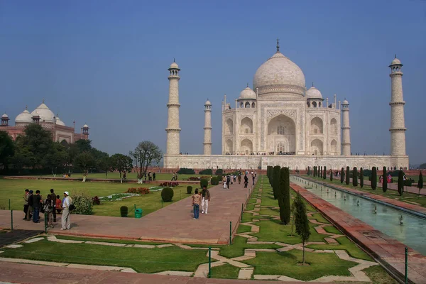 AGRA, INDIA-JANUARY 31: Taj Mahal with charbagh garden on Januar — Stock Photo, Image