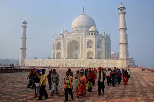 AGRA, INDE-31 JANVIER : Des personnes non identifiées marchent au Taj Mahal co — Photo