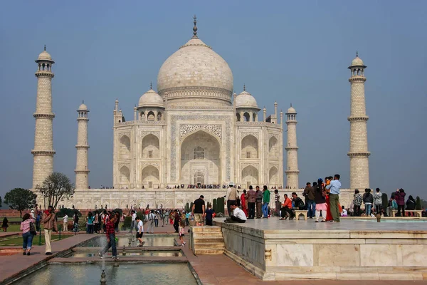 AGRA, ÍNDIA-JANEIRO 31: Pessoas não identificadas visitam Taj Mahal comp — Fotografia de Stock