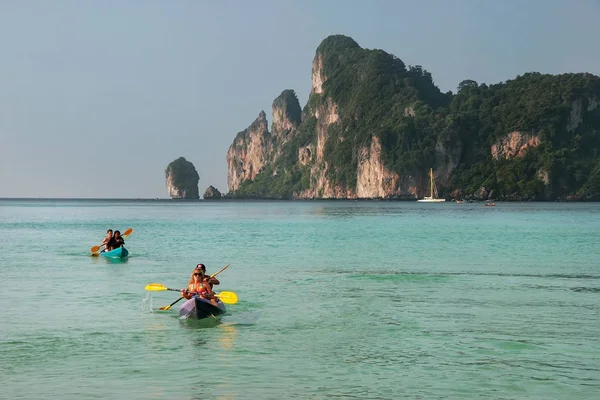 KRABI, THAILAND - NOVEMBER 30: Unidentified people kayak at Ao L — Stock Photo, Image