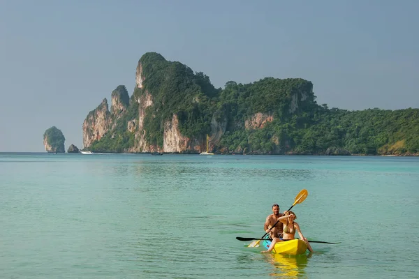 KRABI, THAILAND - NOVEMBER 30: Unidentified people kayak at Ao L — Stock Photo, Image