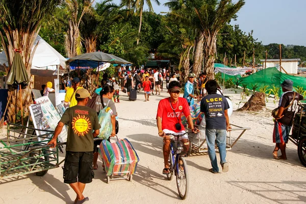 KRABI, THAILAND - DECEMBER 1: Unidentified people walk in Ton Sa — Stock Photo, Image