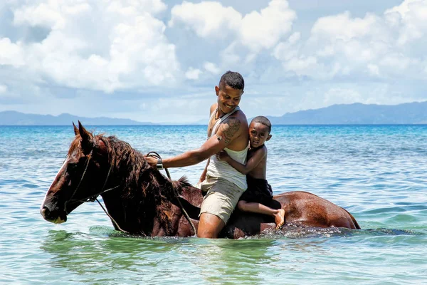 Honos, Fidzsi-szigetek - November 23: Azonosítatlan férfi, egy fiú lovagol h — Stock Fotó