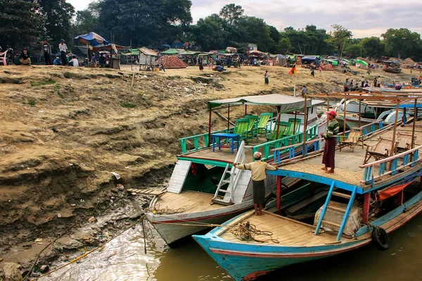 MANDALAY, MYANMAR - 30 DICEMBRE: Barche ancorate ad Ayeyarwady ri — Foto Stock