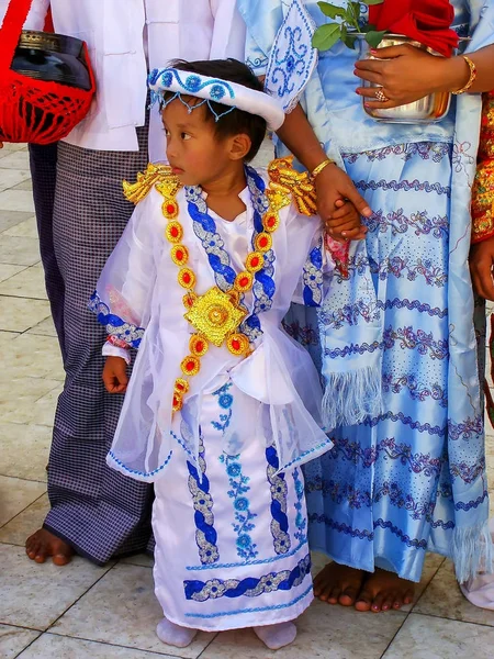 MANDALAY, MYANMAR - 29 ДЕКАБРЯ: Неизвестный мальчик принимает участие в — стоковое фото