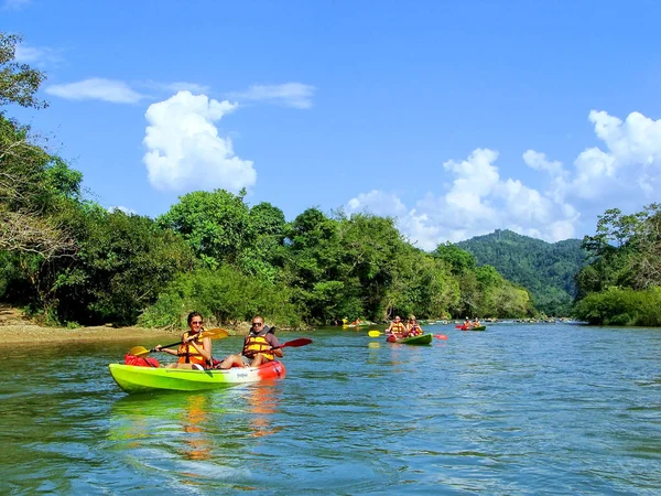 VANG VIENG, LAOS - 27 NOVEMBRE : Des personnes non identifiées descendent le Vietnam — Photo