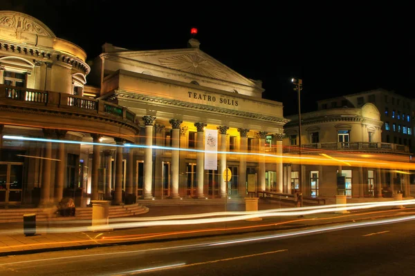 MONTEVIDEO, URUGUAY - 9 DICEMBRE: Teatro Solis di notte con tr — Foto Stock