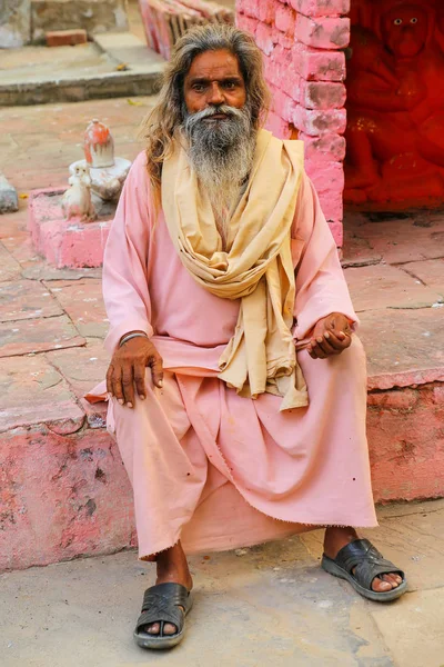 Agra, India-November 7: Ismeretlen férfi ül hindu szentély közelében — Stock Fotó