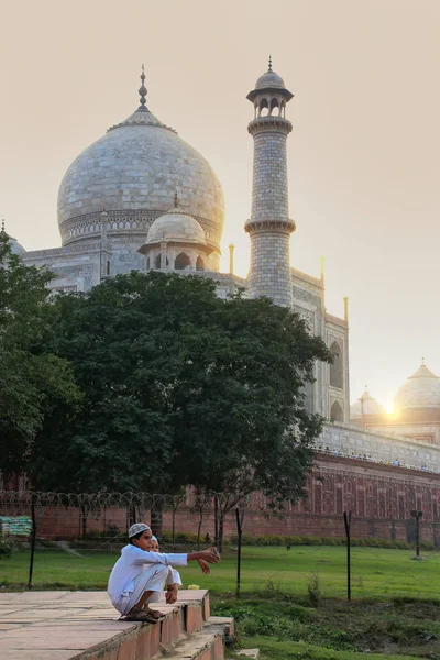 Agra, Indien - 8. November: Unbekannte sitzen vor dem Taj Mahal — Stockfoto
