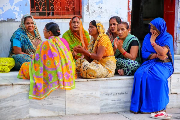 AGRA, INDIA-8 DE NOVIEMBRE: Mujeres no identificadas se sientan afuera de Hindu Tem —  Fotos de Stock