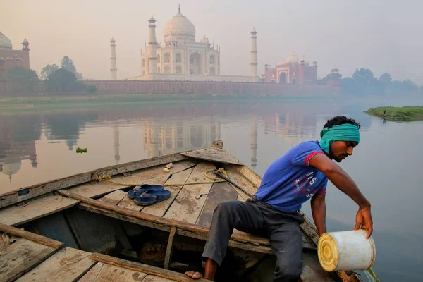 AGRA, INDIA-NOVEMBER 8: Unidentified man bails water out of the — Stock Photo, Image