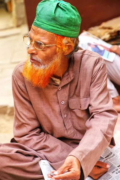 FATEHPUR SIKRI, INDIA-NOVIEMBRE 9: El hombre no identificado se sienta en el s — Foto de Stock