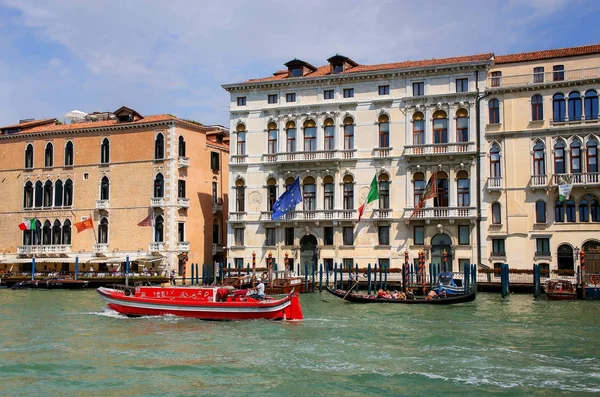 Venice, Olaszország - június 22.: Grand Canal házak és motorcsónakok — Stock Fotó