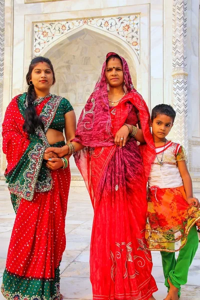 Agra, Indien-November 9: Oidentifierade personer stå utanför Taj Ma — Stockfoto