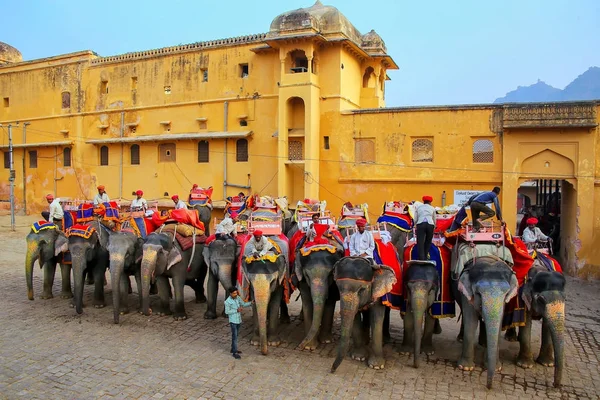 AMBER, INDIA- 13 DE NOVIEMBRE: Hombres no identificados esperan a los turistas — Foto de Stock