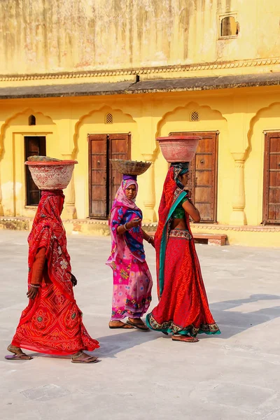 Amber, Indien - 13 November: Oidentifierade kvinnor promenad i secon — Stockfoto